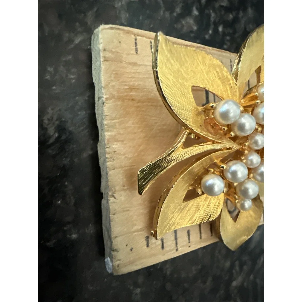VTG Gold Tone Flower Brooch Faux Pearl Cluster Center Statement Pin